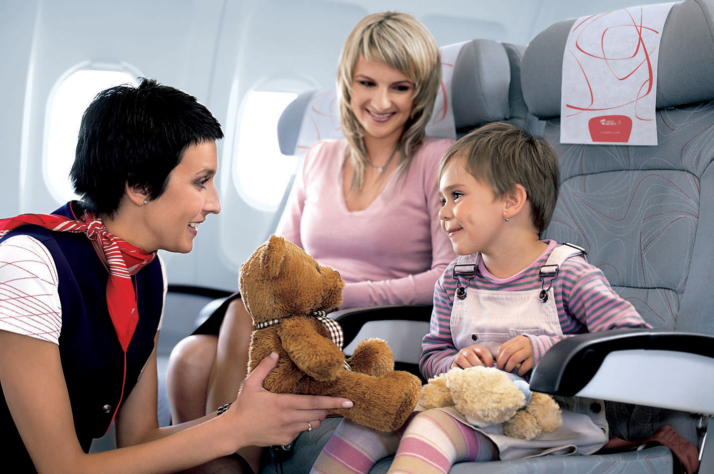 Дети с родителями в самолете. Самолет для детей. Ребенок пассажир. Родители с детьми в самолете. Перелет с ребенком.