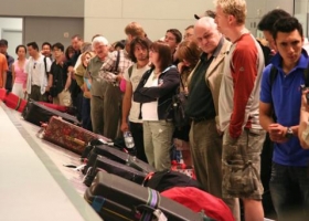 baggage-claim-crowd2